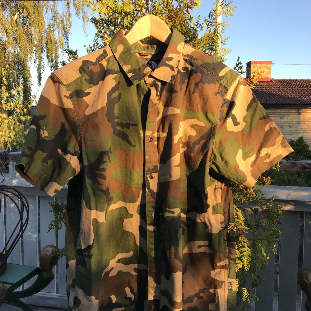 Fräsch camofärgad North Face skjorta i M. Knappt använd, säljer denna eftersom den passar mig ej längre. Fin som antingen oversized eller passad. Frakt kostar 30kr. Skjortor.