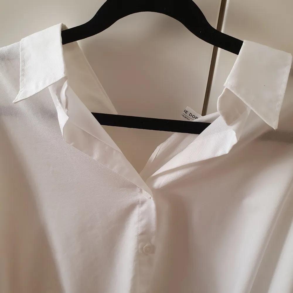 Oversized vit skjorta, i köpt i en liten designbutik i Seoul. Storlek bör passa S-M.. Skjortor.