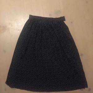  - Säljer nu min fina midikjol med skön så passform i midjan. Går precis till knäna på mig som är 164