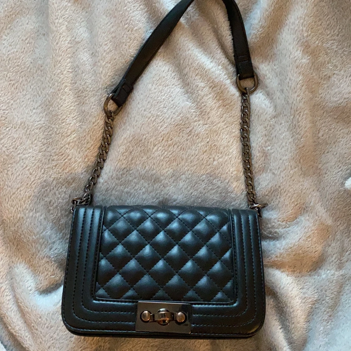 Svart handväska  - 90