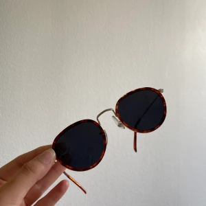 lookalike reyban solglasögon 🤎 - Köpta på Beyond Retro i år, aldrig använda! Silver detaljer🤎🤍 