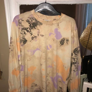 Skön långärmad tröja - Snygg och skön långärmad tröja i coolt mönster från monki. Storlek S men är oversized. Frakt är inkluderat i priset :) Frakt 63kr, kan möjligtvis mötas upp i Stockholm, Upplands Väsby 