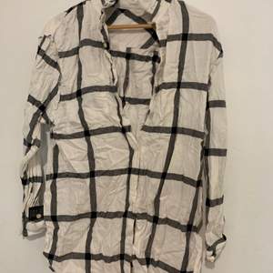 Svartvitmönstrad skjorta, oversize. Strl XL. Paketpris vid köp av tre skjortor: 200 kr för tre