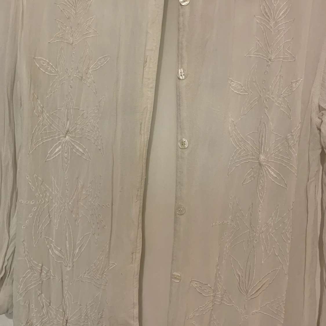 Transparent skjorta med broderier - 90