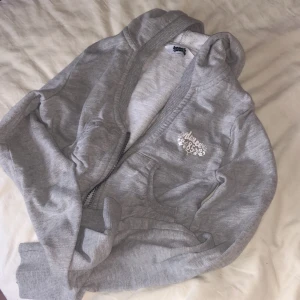 Säljer denna gråa tröja i xs - Denna är en magtröja variant! Så fin verkligen! Säljer på grund garderobsrensning! Vet inte vart denna kommer ifrån men så bra kvalité!