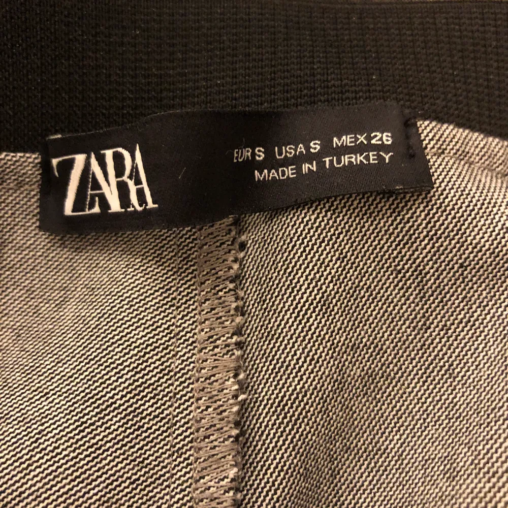 Gråa kostymbyxor från Zara med en tunn rand på sidan av benet. Väldigt bra skick då de knappt är använda. Köpare står för frakten.. Jeans & Byxor.