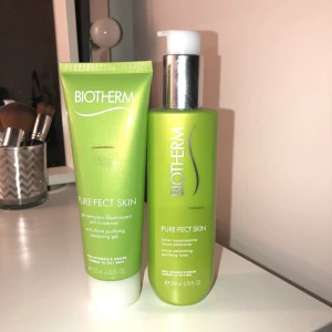 Biotherm hudvård - Bioterm pure-fect skin ansiktsvård. Den ena är en rengörnings gel och den andra är ett återfuktande ansiktsvatten. Ritat ett sträck på flaskorna för att visa hur mycket det är kvar i dem.   Köparen betalar frakt!!!