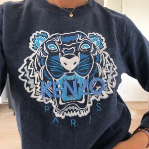 Kenzotröja - Jättefin blå kenzotröja i toppskick och inte använd på några år. Barnstorlek men passar mig som är Xs/S. 