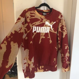 röd Puma tröja   - Har tyedye:at den själv för några månader sedan, använt den två gånger. Köpte den från början second hand. Den är i storlek S/M alltså en lite större S modell. 