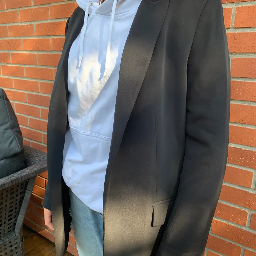 Snygg kavaj med fickor, den har inga knappar eller något som mannan stänga den med framtill. Använt den som en jacka över en hoodie t.ex vilket funkar bra. Den är lite stoppad i axlarna vilket ger en fin form i kavajen. Du står för frakten:). Puvut & Bleiserit.