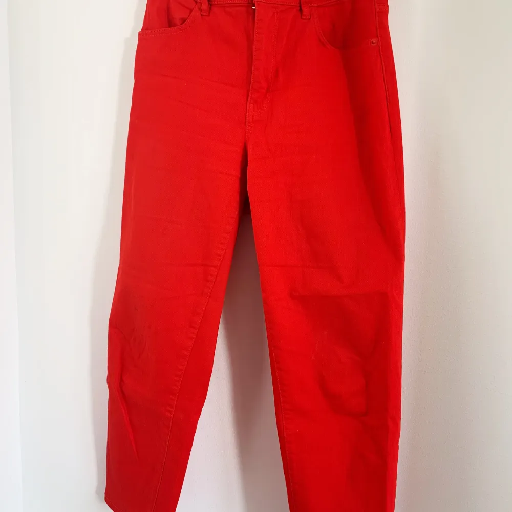 Svinsnygga jeans i en riktigt somrig röd nyans. Straight fit, med väldigt bekvämt jeanstyg. Köpta på Lindex. ❣️❣️❣️. Jeans & Byxor.