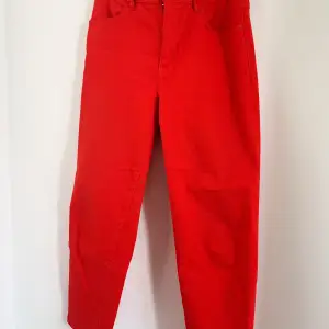 Svinsnygga jeans i en riktigt somrig röd nyans. Straight fit, med väldigt bekvämt jeanstyg. Köpta på Lindex. ❣️❣️❣️