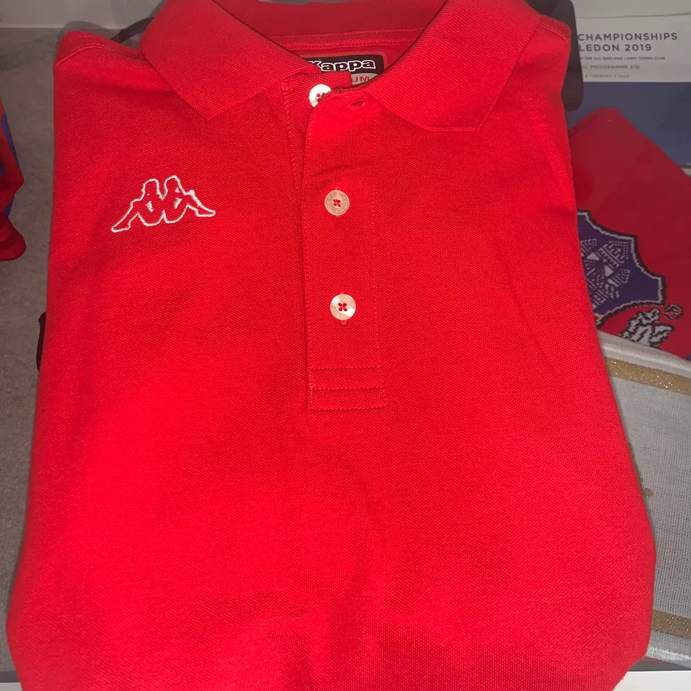 Säljer denna röda kappa tröjan, tyvärr precis dragit bort prislappen så vet ej det exakta priset den köptes för. Aldrig använd endast provad. Köpt på herravdelningen så därav lite over Sized på mig🥰 140kr+frakt. T-shirts.