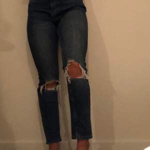 Jeans från Ginatricot modell Leah strl 42. Mycket fint skick. De är förstora för mig i midjan.   Möts upp eller fraktar 55kr