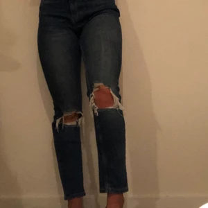 Jeans med hål på knäna  - Jeans från Ginatricot modell Leah strl 42. Mycket fint skick. De är förstora för mig i midjan.   Möts upp eller fraktar 55kr