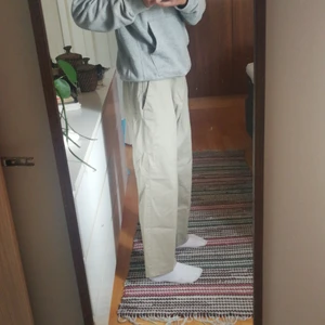 Beiga chinos - Storlek 32/30 passar dig som är 173-180 cm ca. Skriv ett meddelande om du är intresserad