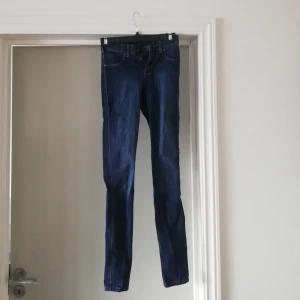 Mörkblåa Dr Denim jeans  - Superstretchiga mörkblåa dr denim i fint skick. Mycket lite använda. Säljer pga för små för mig. Priset är inklusive frakt. Passar XS-S