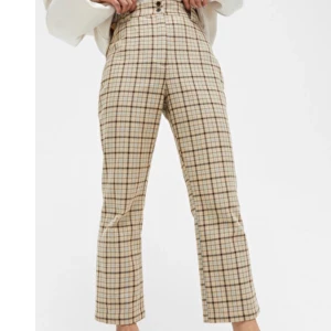 Fina byxor från Monki - Fina byxor från Monki i strl 34, endast använda två gånger 🦋💕 frakt tillkommer😇