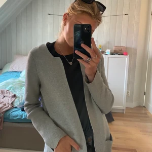 Kappa - Snygg grå kappa ifrån Gina nyskick storlek xs. Buda i kommentarerna möts i stockholm