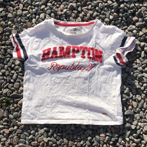 Kort tröja - Tajt där uppe och fladdrig där nere 