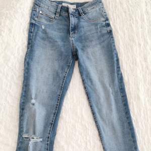 ett par as fina jeans från Cubus med lite slitning på ena knät🤩 köparen står för frakten💖