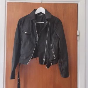 Skinnjacka, h&m storlek S - Jättefin skinnjacka från H&M. Nyskick, knappt använd 🌻