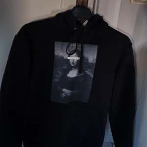 Cool elefant hoodie Mona Lisa, storlek S  - Säljer min hoodie som är för liten, den är tvättad och bra begagnat skick! 180kr och 30kr frakt