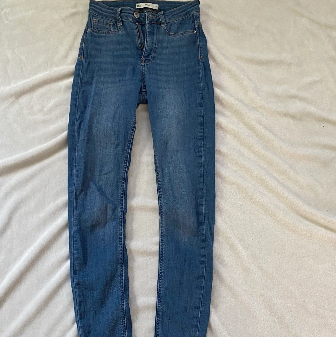 Blåa skinnyjeans från ginatricot