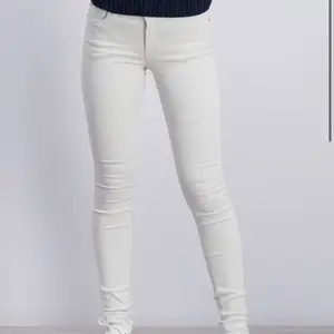 Supersnygga jeans från Crocker!! Säljs pga passar inte. Använda en gång. Bekväma och lite ”stretchiga”. Köpta för ca 1000kr