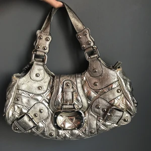 Guess väska - INTRESSEKOLL!!! Jätte snygg väska från guess, nyköpt men använd några få gånger (kom priv för bild på de små slitningarna). 160kr men buda 20kr mer än budet innan. Budgivningen avslutas om ingen budat 24h efter det sista budet.