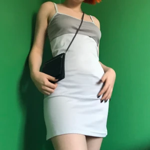 Klänning  - Super snygg stretchig klänning. Små håll som kan behövas sy, kontakta för bilder. Köparen står för frakten 