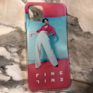 Harry Styles skal - Harry Styles Fine Line, mobilskal! Från wish så inte bästa kvalitéten. Säljes på grund av att jag inte fick den storlek jag beställt! Kan skickas om köpare står för frakt! Inte helt 100 på att detta är rätt storlek men tror det är så, passar på iPhone 8+ men kamerahålet är ju väldigt stort då! Betalning sker via swish. Priset går att diskutera