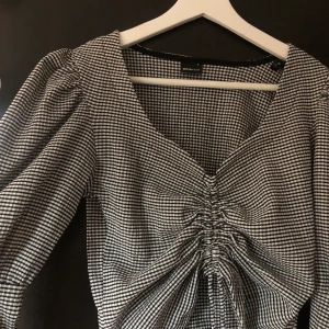 Helt ny tröja storlek S - Storlek S. Helt ny från ginatricot. Puffaxlar och snören att knyta åt vid bröstet. 