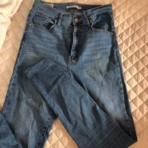 Levis Mile High Super Skinny jeans! Supersnygg blå färg💙 I strl 29. Nypris: 1199kr
