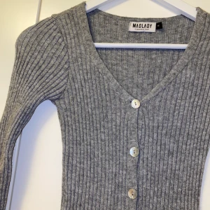 Trendig Madlady kofta - Säljer min trendiga madlsdy kofta pga för liten för mig, jag är en S. Passsr utmärkt för en S med små bröst, eller en XS. Jättefint skick, använd en gång sedan tvättad.  Frakt tilkommer!