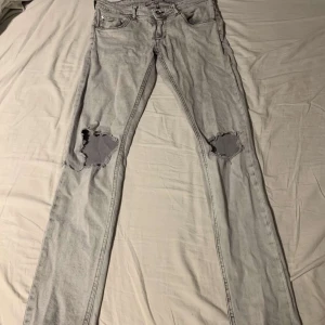 Jeans - Gråa jeans, väl använda men inget fel på. Skriv bud⚡️
