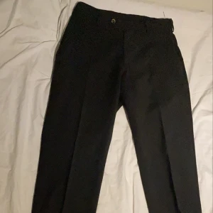 raka kostymbyxor - säljer dessa skitsnygga svarta raka kostymbyxor!! oklart med storleken men de är insydda så de passar mig som har XS/S💕 går ner till hälarna på mig som är 165cm✨🙂🙂  frakt tillkommer