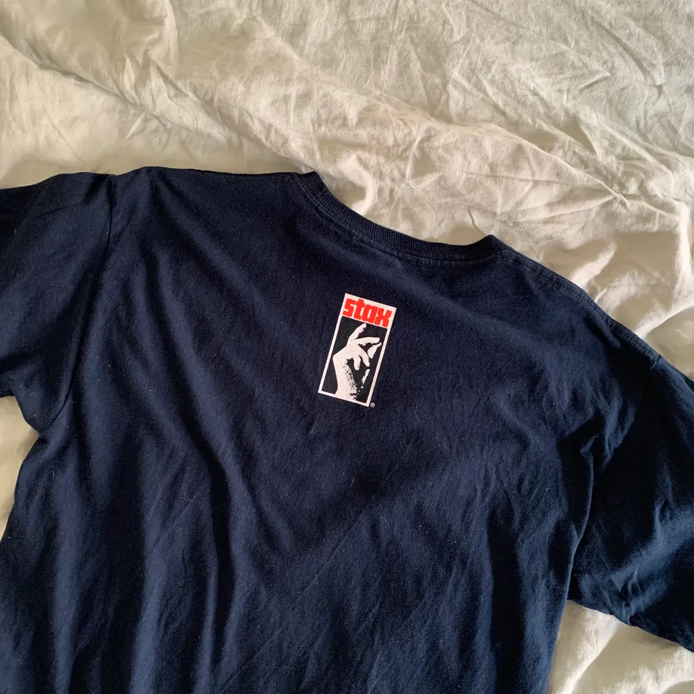 En t-shirt som köptes i Newyork ca 2010, innan supreme var hype. Sett samma tisha säljas på eBay för massa massa pengar, så detta är ett kap! 💕 Mycket använd men jag tycker den är snygg urtvättad. . T-shirts.