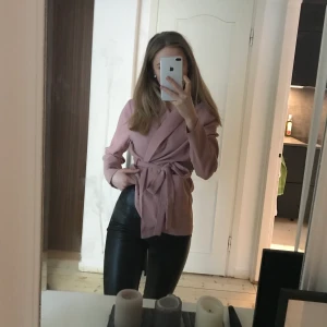 Oanvänd blazer strl S - Oanvänd blazer med lappen kvar, enbart provad för bilder ✨ den kommer tyvärr inte till användning trots att den är hur fin som helst. Den är i storlek S. Nypris 499:- på Rut & Circle, mitt pris är 349:- 🤩 (ett tips är att köpa till spetsbhn jag lagt ut tidigare, och ha under blazern, hur snyggt?😍)