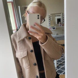 Jacka - Superfin jacka som är perfekt nu till hösten. Sparsamt använd. Storlek S. Köpare står för frakt 💙