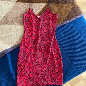 Klänning strl. XS - Visar upp figuren väldigt mycket! Samtidigt inge för kort utan jag kan böja mig i den (är 1,66). Från H&M. GRATIS FRAKT