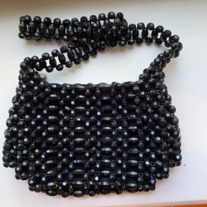 Pärlväska från Topshop - Trendig pärlväska från Topshop 💗  Köpte ny här på Plick och använt 1 gång! Måtten är längd 22 cm, höjd 14 cm, bredd 5 cm. Axelbandet är ca 56 cm totalt så sitter som en vanlig kort axelväska 🥰 