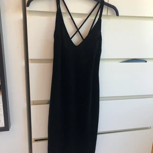 Svart festklänning från BIKBOK - Svart stretchig klänning i velour! Perfekt till nyår. Använt 1 gång, och är därför i väldigt bra skick. 