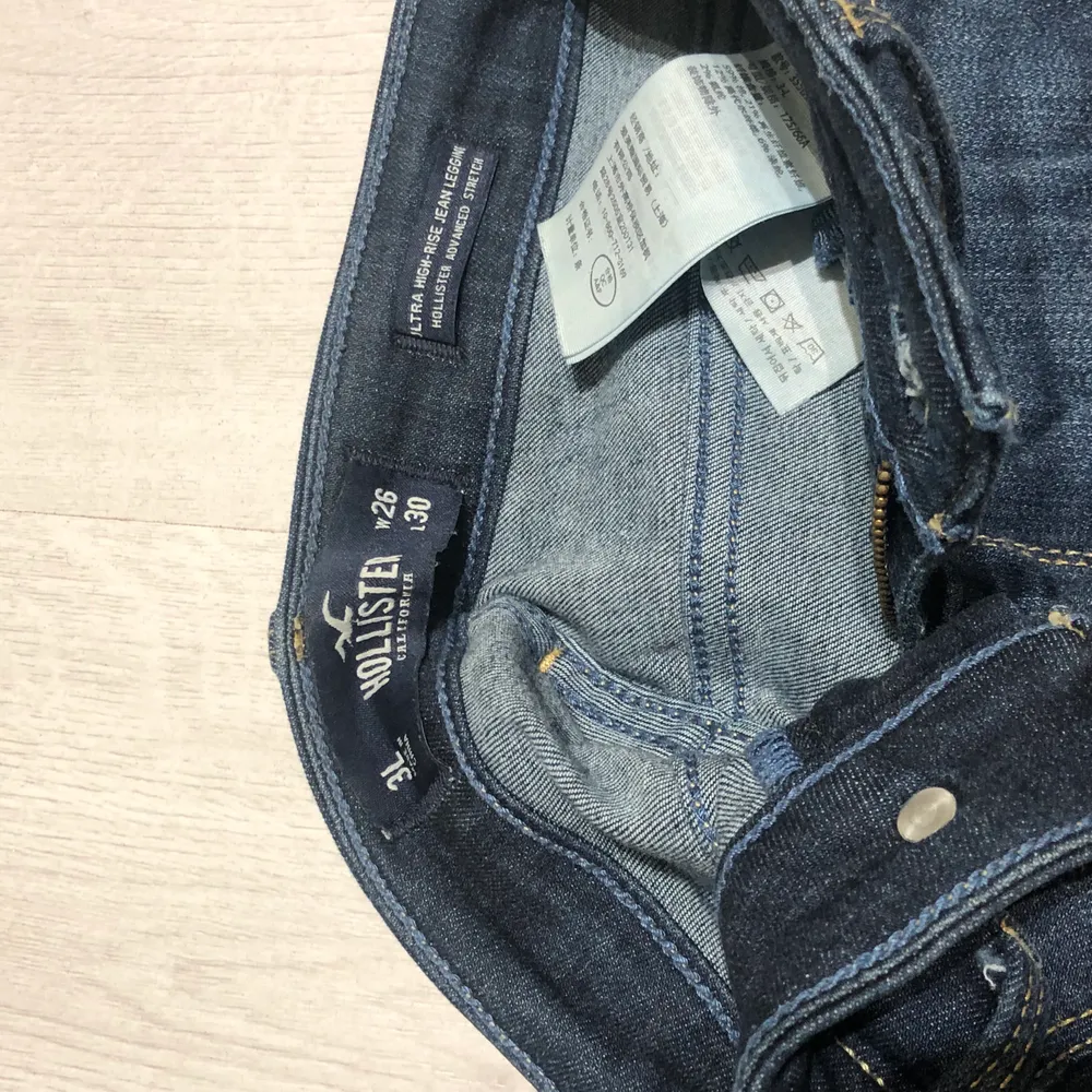 Tajta hollister jeans i st 25/26 i midjan och 30 i längden! Passar mig som är 177! Skulle säga att de motsvarar S fast längre! De ljusa är helt nya och de mörka använda ett par gånger! Köp tsm eller var försig! 150 för de ljusa och 100 för de mörka . Jeans & Byxor.