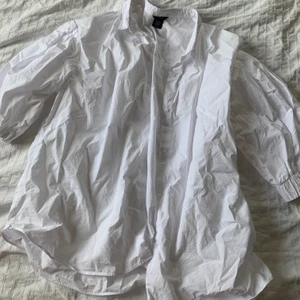 Vita skjorta - Vit boxig skjorta med ballongärmar. Storlek M. Fri frakt.