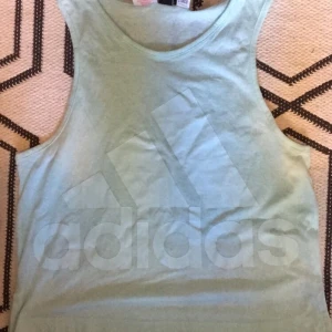 Oanvänd adidas linne - Ett helt oanvänt turkost/ljusblått adidas tränings linne. Det står 11-12 y men skulle säga att den passar en S. Skriv vid fler frågor/bilder. Köpare står för frakt 📦😘