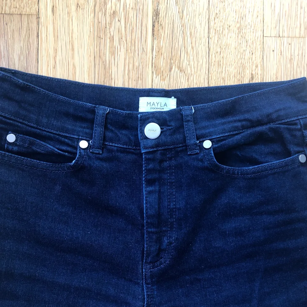 Ett par supersnygga jeans som är ”cropped flare” model. De är köpta förra sommaren och är i bra skick, materialet är stretchigt och färgen är väldigt mörk blå. Köpta i strl 38 men har tyvärr gått ner i storlek vid tvätt. De passar storlek 34 då sitter de lite lösare över låren, eller en storlek 36 då sitter de lite tajtare över låren. Jeans & Byxor.