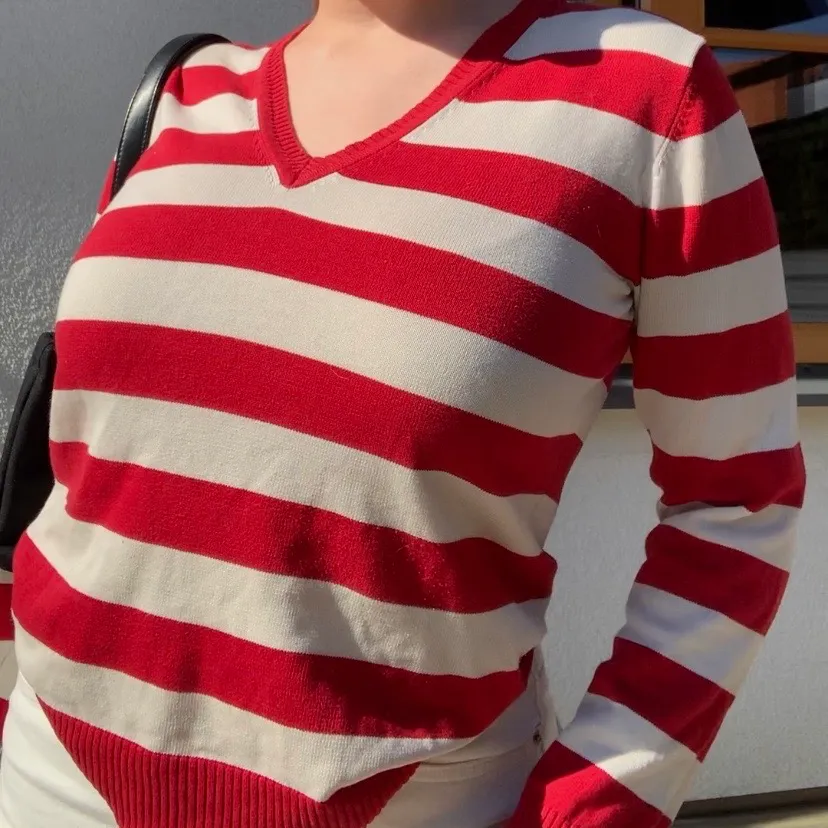 röd/vit randig pullover tröja i bra skick! köparen står för frakten🦋💞. Tröjor & Koftor.