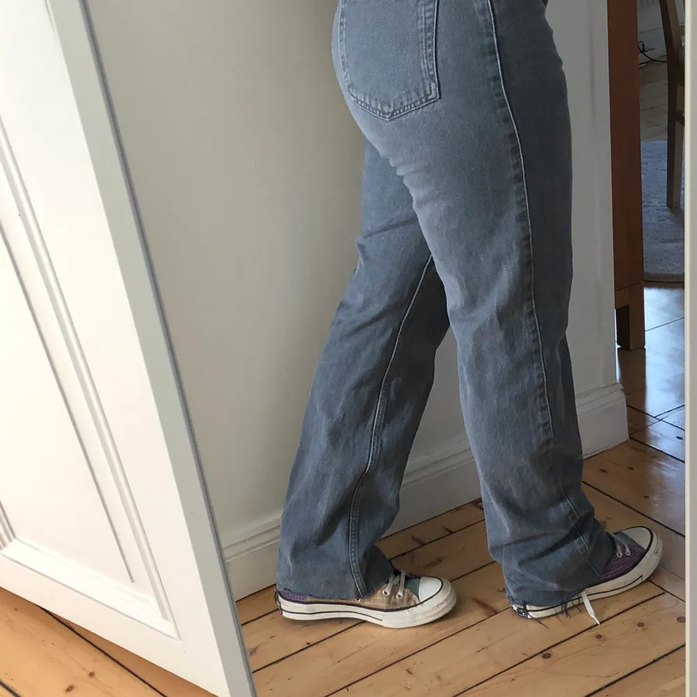 Säljer mina gråa Weekday jeans i modellen row. Jeansen är i storlek 30/32 men har dock klippt de. Är 164 cm.. Jeans & Byxor.