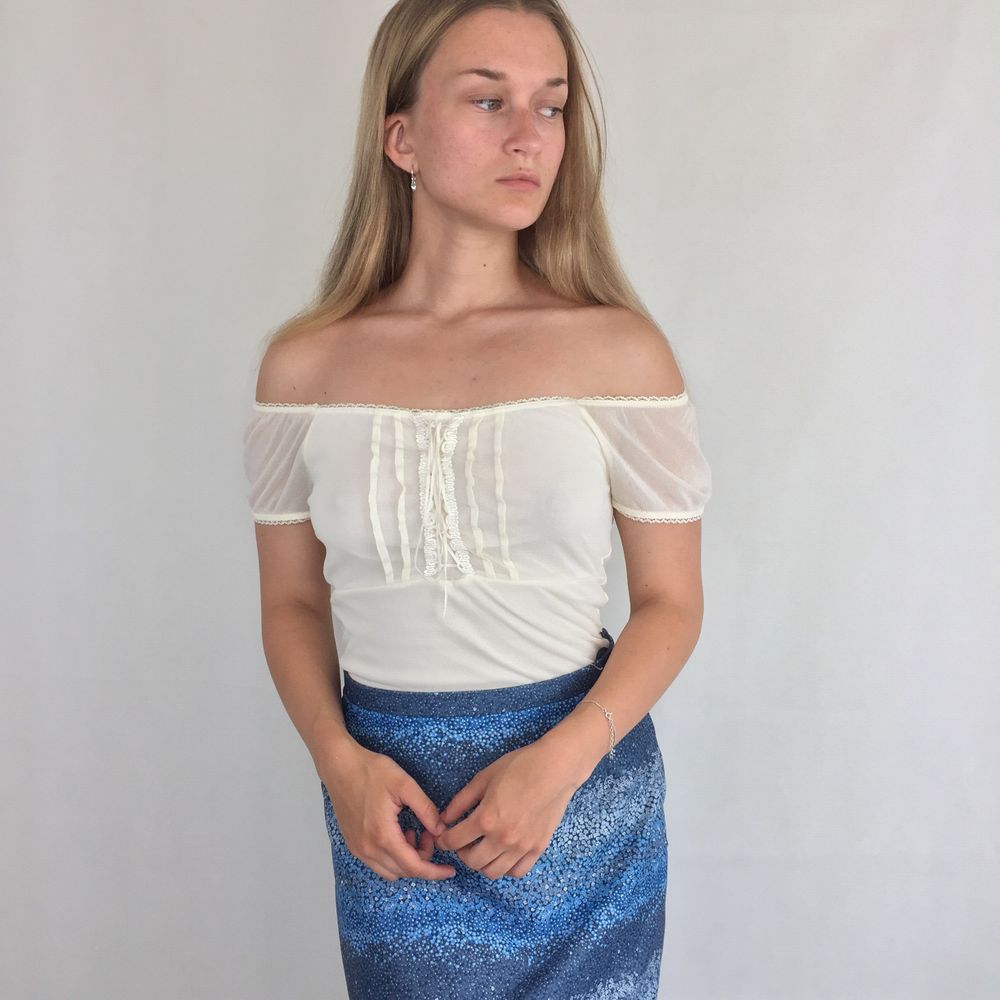 En drömmig topp med söta detaljer i crème-white. Toppen är från KappAhl, storlek 34/36. Kan sitta som en off shoulder eller gå över axlarna. Materialet är stretchig och bekväm. Använder helst Safepay då det blir säkrare för båda (Safepay tar 10% av betalningen och spårbar frakt på 66kr är inräknad i priset) Om du lägger upp en Instagrambild på ditt köp så får du gärna tagga @thewearbones för att bli featured 🧚🏼🥂. Toppar.